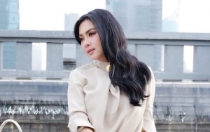 Syahrini Teringat Mendiang Ayah Saat Papa Mertua Imami Salat Tarawih Di Rumah 