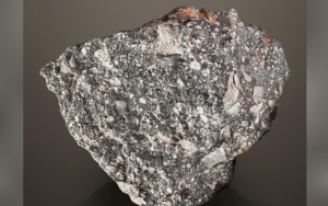 Meteorit Bulan Berbobot 13,5 Kg Dijual Seharga Rp 37,5 Miliar di Inggris