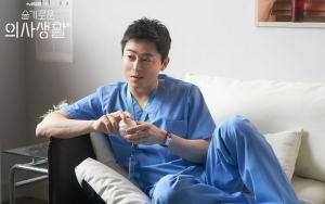 Jo Jung Suk Dipuji Usai Terungkap Rela Potong Gajinya di 'Hospital Playlist'