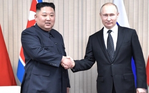 Presiden Rusia Vladimir Putin Beri Medali Penghargaan untuk Kim Jong Un