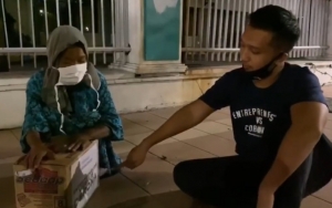Sindir Ferdian Paleka, Crazy Rich Surabaya Bagikan Kardus Mie Instaan Isi Uang Jutaan