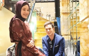 Meski Non-Muslim, Bertrand Antolin Ikut Wakafkan 300 Alquran Bersama Dewi Sandra