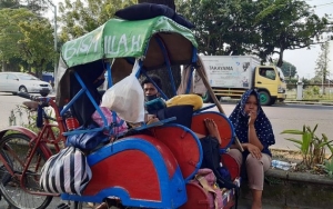 Di PHK, Satu Keluarga Di Solo Terpaksa Tinggal Di Becak Bawa Bayi 13 Bulan Kala Wabah Corona
