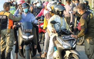 Kelelahan Jaga Check Point PSBB, Banyak Petugas di Jabar Tumbang