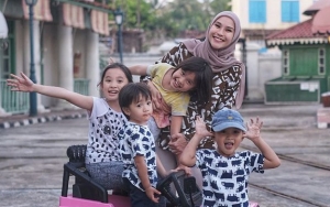 Zaskia Adya Mecca Tak Ingin Manjakan Anak dengan Mainan Karena Pengalaman ini