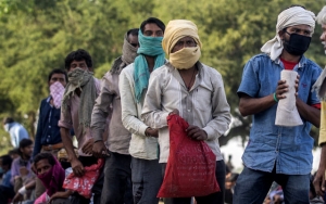 Wabah COVID-19 Bikin Pekerja Migran Susah Kirim Uang ke Kampung Halaman
