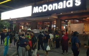 Kerumunan Massa Bikin Netizen Geram, Berharap Tak Ada Klaster Corona 'McDonald's Sarinah'