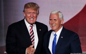 Waspada Corona, Trump 'Jaga Jarak' Dengan Wapres AS