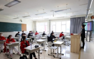 Sekolah Kembali Dibuka, Pelajar di Beijing Pakai Gelang Deteksi Demam
