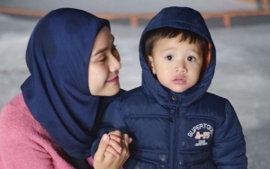 Putra Bungsu Zaskia Adya Mecca Cuci Tangan Pakai Air Minum: Kamu Bukan Rafathar