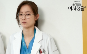 Pesona Shin Hyun Bin Tanpa Kacamata Syuting 'Hospital Playlist' Jadi Perbincangan