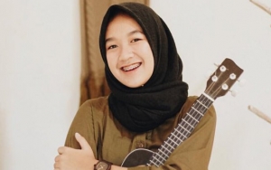 YouTuber Cantik Bintan Radhita Copot Hijab Saat Puasa, Komentar Fiersa Besari Disorot