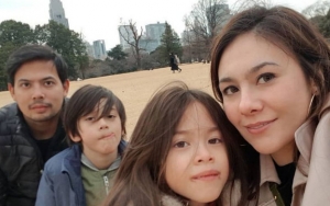 Wulan Guritno Abadikan Momen Putranya Iqomah, Lafal Belum Fasih Disebut Sebab Logat Bule