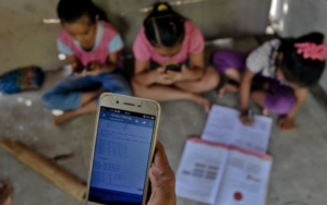 Siswa Tak Punya Gadget Dan TV, Guru Jabar Ini Rela Keliling Ke 45 Rumah Muridnya 