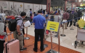 Usai McD Sarinah, Penumpang Berdesakan di Bandara Soetta Langgar Social Distancing