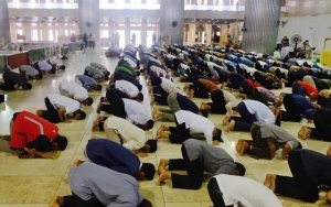 Kata Kemenag Soal Imam Positif COVID-19 yang Nekat Pimpin Salat Tarawih