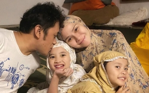 Zaskia Adya Mecca Ajarkan Kedua Putrinya Mencari 'Harta Karun' di Malam Lailatulqadar