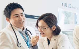 Jeon Mi Do Perhatian Rawat Putra Jo Jung Suk di 'Hospital Playlist', Fans Dilema Ngeship