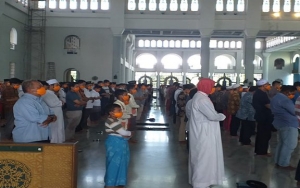 Kasus Corona Masih Tinggi, Masjid Agung Surabaya Tetap Gelar Salat Berjamaah