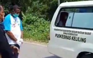 Jadi Viral, Momen Haru Warga Kristiani Ambon Doakan Bidan Muslim Ini Bikin Nangis