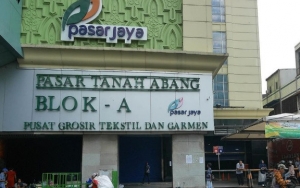 Pasar Tanah Abang Masih Ditutup, PKL Malah Nekat Buka Lapak di Pinggir Stasiun