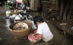 Dilanda Banjir Saat PSBB Corona, Begini Potret Pengungsian Warga Jaktim