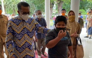 Peduli Bocah Penjual Jalangkote Korban Bully, Gubernur Sulsel Sigap Beri Beasiswa