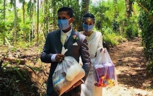 Kisah Pengantin di Srilanka Bagikan Makanan ke Orang Miskin Karena Resepsi Terdampak Corona