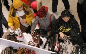 'New Normal' Corona Bikin Mall Padat Pengunjung, Kisah Perawat Hamil Yang Meninggal Diungkit Lagi