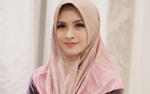 Jaga Jarak Karena Corona, Donita Nangis Cuma Bisa Ketemu Sang Bunda Sampai Pagar Depan Rumah