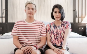 Ardina Rasti Pajang Foto Bareng Suami, Netizen Malah Salfok ke Baju Bolong Arie