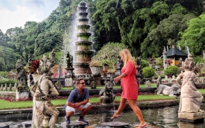 Viral Video Warga Bali Tunjukkan Cara Unik Tegur Bule yang Tak Pakai Masker