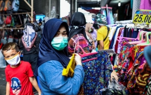 Satpol PP Bubarkan Kerumunan Warga 'Bandel' yang Padati Pasar Tanah Abang