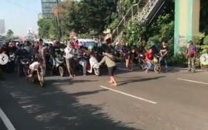 Viral Balap Liar Tutup Jalan di Serpong, Langgar PSBB Hingga Diciduk Polisi