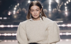 Dandanan Gigi Hadid di Runway Ini Disebut Paling Cantik, Diam-Diam Sudah Sembunyikan Kehamilan
