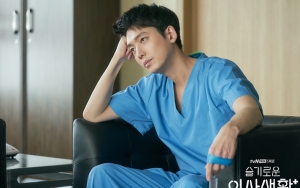 Reaksi Salting Jung Kyung Ho Hampir Ketahuan Pacaran di 'Hospital Playlist' Bikin Ngakak