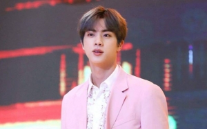Gif Jin BTS Ini Disebut Paling Legendaris Saking Gantengnya