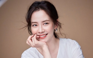 Song Ji Hyo Tertawa Cerah Dikelilingi Empat Cogan di Poster 'Did We Love?'