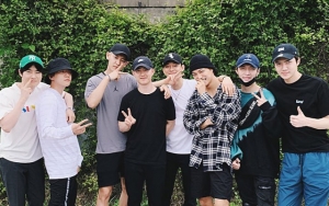 Lay Bangga Pamer Foto EXO di Home dan Lock Screen Ponsel, Akui Sering Lakukan Ini dengan Member