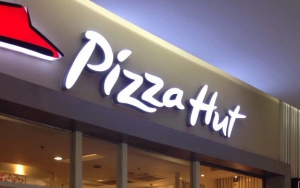 Viral Pizza Hut Jualan di Pinggir Jalan Tuai Simpati, Benarkah Gegara Tak Laku Imbas Corona?