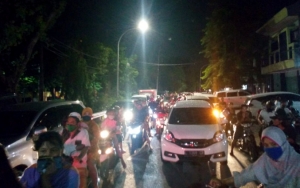 Malam Lebaran, Keramaian Pasar Surabaya Ini Bikin Ngeri Usai Warga Kompak Acuhkan PSBB 