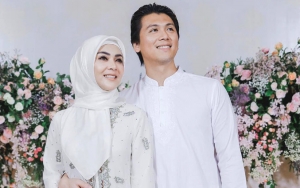 Syahrini Cantik Bercadar Maaf-Maafan Bareng Reino, Typo 'Ied Mubarak' Tuai Sindiran