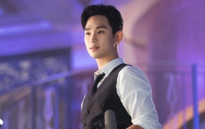 Kim Soo Hyun Berubah Jadi Pekerja Keras yang Ganteng di Foto Adegan 'Psycho But It's Okay'