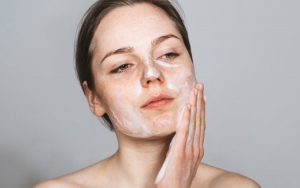 Nggak Boleh Asal Pilih, Intip 8 Rekomendasi Face Wash Yang Lembut Untuk Wajah Sensitif Kalian