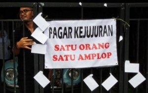 Warga Sidoarjo Bikin 'Pagar Kejujuran', Bagikan Amplop Lebaran Tanpa Perlu Kontak Fisik