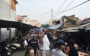 Kasus Corona Sudah Gawat, Warga Surabaya Tetap Santai Belanja Berdesak-Desakan Di Pasar