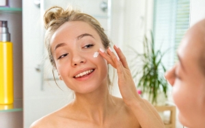Bikin Kulit Kering Hingga Iritasi, Ini 7 Efek Buruk Penggunaan Scrub Wajah Secara Berlebihan
