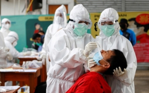 Targetkan Pandemi Corona Mereda Juli, Risma Kebut Tes Swab Massal di Surabaya