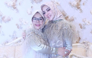 Ibu Cetar Syahrini Tak Malu Jualan Peyek, Rumah Dihiasi Kolam Renang Bak Istana Sultan