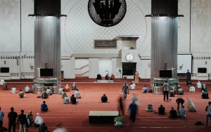 Hindari Kerumunan, Setiap Jemaah Salat Jumat Di Kauman Diberi Kantong Plastik Untuk Tempat Sandal